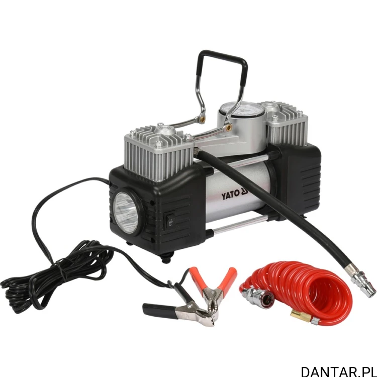 Kompresor samochodowy Yato YT-73462 z dwoma metalowymi cylindrami, lampą LED, zaciskami do akumulatora i czerwonym wężem spiralnym